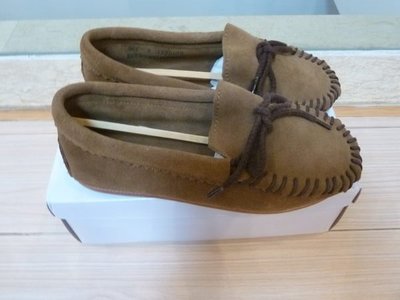 【全新正貨私家珍藏】美國 正品 MINNETONKA "Suede Skimmer Moc"麂皮 "明星款舒適豆豆鞋((型號:343))