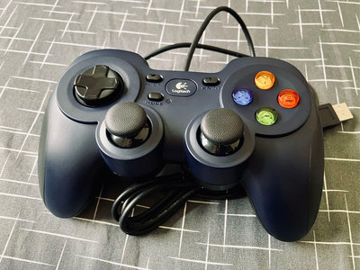 9.99新 Logitech 羅技 F310 GAMEPAD 遊戲控制器 搖桿 手把 常駐電子防潮箱 只用過兩次極新！steam 模擬器可用！拍賣最便宜最新～