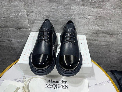 【企鵝北美代購】Alexander McQueen 麥昆 新款男士皮鞋 時尚德比男鞋 金屬鐵頭厚底