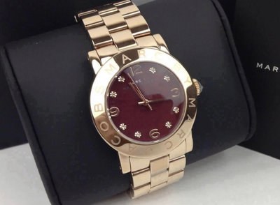 MARC BY MARC JACOBS Amy 漿果紅色錶盤 玫瑰金色不鏽鋼錶帶 女士 石英手錶 MBM8618