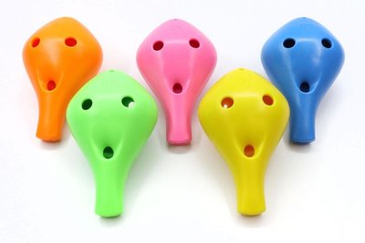 小叮噹的店 - 塑膠陶笛 C調 陶笛 長嘴 6孔 中音陶笛 傳統樂器 國樂器 NYSS-L6C