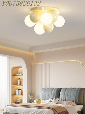 奶油風臥室燈簡約現代led吸頂燈創意魔豆球泡燈具網紅溫馨房間燈
