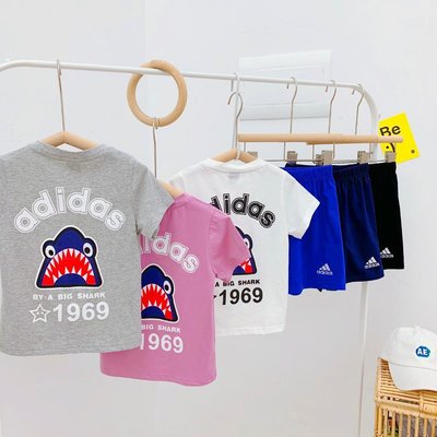 現貨熱銷-Adidas愛迪達童裝2021夏季男女中小童棉質T恤兒童鯊魚印花短袖T恤+短褲兩件套裝