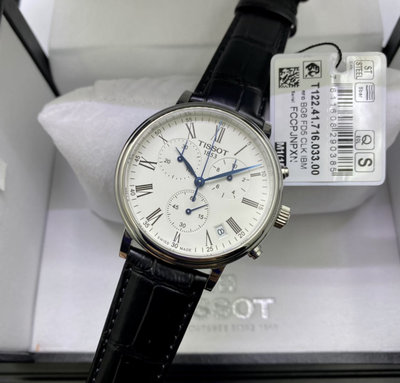 TISSOT Carson Premium 銀色框 白色面錶盤 羅馬時標 黑色皮革錶帶 石英 三眼計時 男士手錶 T1224171603300 天梭腕錶