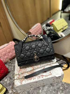 【二手包包】迪奧lady Dior 珍珠手拿包這款手拿包是本季新品。 頂部搭配手柄，優雅實用，令Lady DNO183024