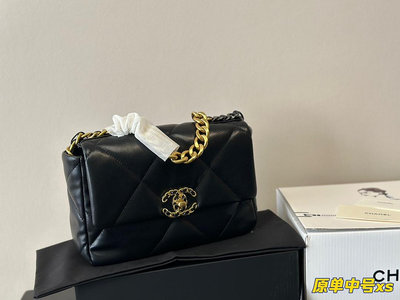 【二手包包】全套包裝Chanel19 bag 自從歐陽娜娜帶貨后全球斷貨很難買到 皮質是羊皮有點像羽絨服包包NO111450