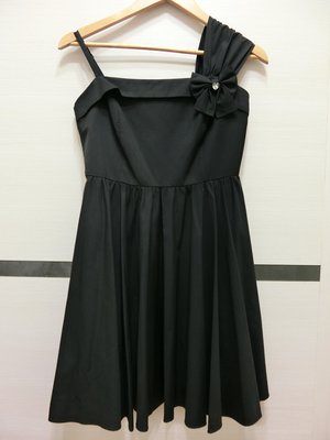 全新專櫃購入Noue Rue(NR/La ziza)黑色簡約典雅單肩寬版蝴蝶結別針單肩細肩帶不對稱設計氣質洋裝
