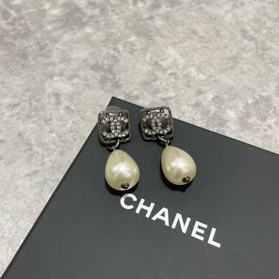 Chanel 大珍珠 鏤空logo 耳環《精品女王全新&二手》