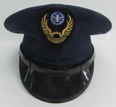 t526，【台灣鐵路文物】台灣早期站務員帽，帽徽無國徽。
