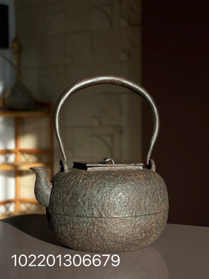 日本京都老鐵壺，明治時期，金壽堂造。方形鐵蓋，純銀游環摘，銀2758