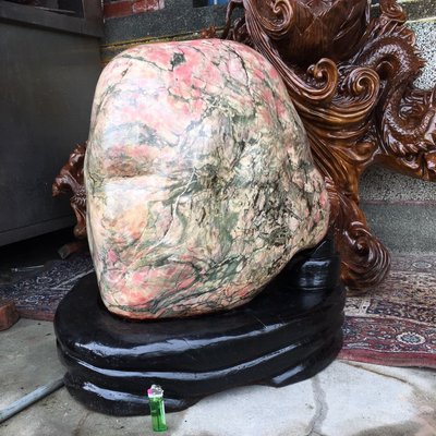 拼人氣，早期收藏.正台灣花蓮特產玫瑰石.珍貴稀少整顆瑪瑙玉石化的玫瑰石，霸氣十足，面面有景.高含座約56公分，座面寬約50公分，座厚約36公分，重約250多公斤