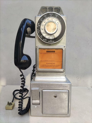 80年代美國產的街頭壁掛投幣公用電話機，尺寸48×22×16