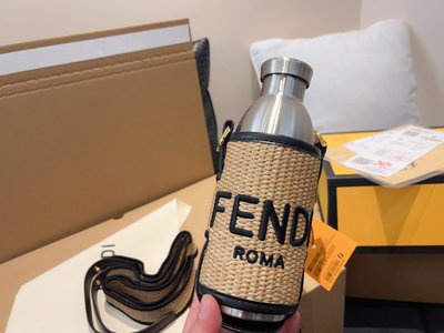 Fendi 的水壺包來啦冬季必備單品 保溫杯可以單獨用哦搭配溫暖整個冬天水壺容量500 NO199393