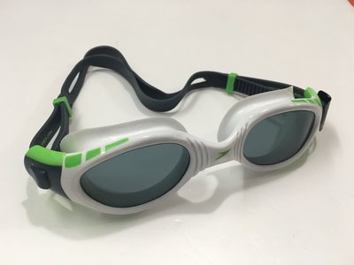 SPEEDO 泳鏡 成人進階偏光泳鏡 防霧 抗UV 鏡面寬視角 鏡帶調整簡易 附收納袋