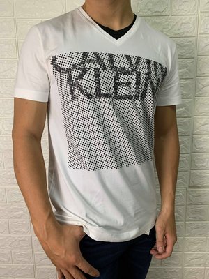 Look 鹿客 Calvin Klein JEANSCK 男款立體LOGO V領短袖T恤