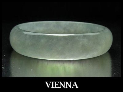 【VIENNA】《手圍18.2/14mm版寬》緬甸玉/玻璃種泛光獨特草綠翡翠/橢圓玉鐲/手鐲R/S05