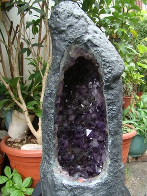 ~日月星海~漂亮 巴西 紫水晶 手鑿 晶洞 14 公斤 附原木座~
