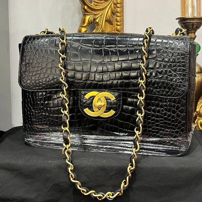 Chanel vintage jumbo黑金鱷魚皮大金釦貝嫂包。稀有絕版，收藏家款，價格很高。非誠勿擾，第一次見的vtg