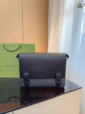 【二手包包】Gucci 男士大容量新款郵差包＃新品 Gucci新品男士郵差包更新啦更大容量，版型更具設計感1 NO195772