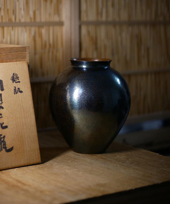 日本玉川堂錘起銅器，一張銅板手工捶打而成的銅花瓶，錘肌紋，高