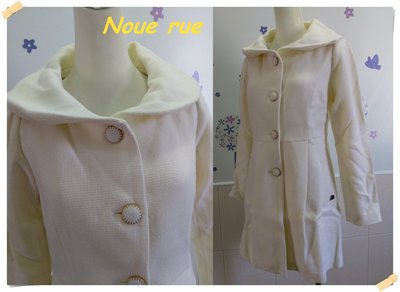 免運。日系Noue rue(NR)【全新專櫃商品】米白色 優雅時尚款純色金邊布排釦摺襇造型羊毛花瓣領長版大衣。