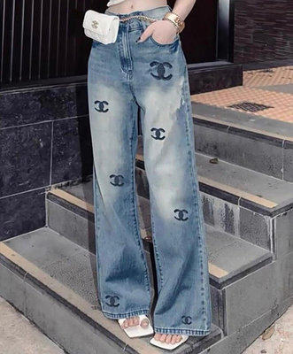 香奈兒 Chanel 太美了❤️超顯瘦拉腿長牛仔褲 長褲，版型跟字母布料都美極了💕是真的太好看啦！細膩又不失挺括有型！