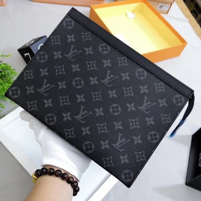 LV Louis Vuitton經典傳統花紋手拿包，男生的手拿包，男女通用的萬用包，基本款最實用最保值?