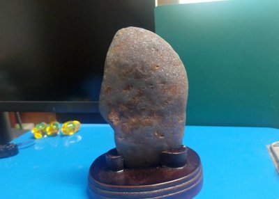 天鐵隕石原礦-黑殼(含底座)................vs..............天鐵隕石大衛星原料