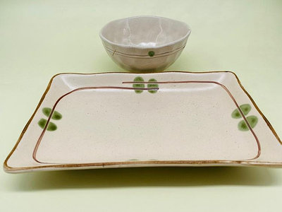 一帆百貨鋪日本美濃燒手作料理盤和小碗各一。手繪釉下彩綠色波點