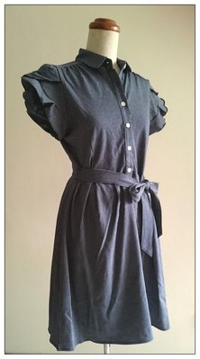 【雍容華貴】全新有吊牌-日本nissen深藍色襯衫風荷葉邊洋裝附腰帶 附襯裙,可手洗,使用帶穩重感提花材質製作，俐落有型