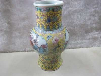 二手舖 NO.4419 陶瓷小花瓶 老件收藏 小童嬉戲式樣 上釉 大清乾隆年製