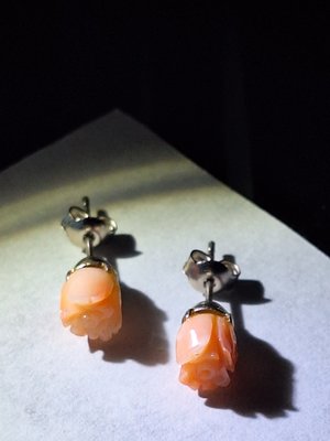 金欣古玩：台灣天然紅珊瑚：momo珊瑚手工雕刻玫瑰耳叮耳環拍賣／02140