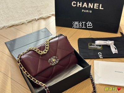 【小喜子代購】全套包裝Chanel19 bag 自從歐陽娜娜帶貨后全球斷貨很難買到 皮質是羊皮有點像羽絨服包包NO147091