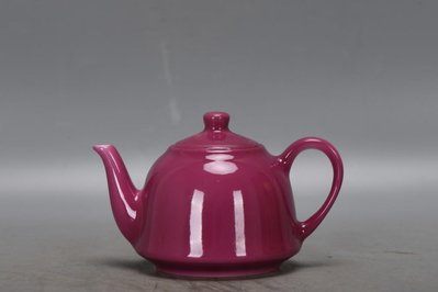 清，雍正茄胭脂紅茶壺一把高8公分，口徑4.5公分，直徑13公分，底徑6.5公分。瓷器 古瓷