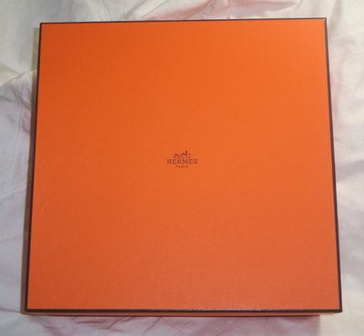 法國名牌【HERMES】愛馬仕 橘色掀蓋式硬盒含緞帶 可放毛毯/小皮包 (34.5x34.5x13.7) 保真