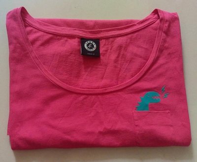 (出清）法國 agnes b. 姐妹品牌SPORT b. 玫紅色短袖棉長版T 恤衫，Sport b.印刷在後領處，口袋閃電小恐龍怪獸，尺寸法國 2號/T2 碼