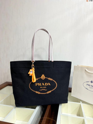 UU代購#Prada 普拉達購物袋 4色 帆布包 手拎包 腋下包 通勤包 女包 J-108尺寸38.15.30 掛件顏色隨機