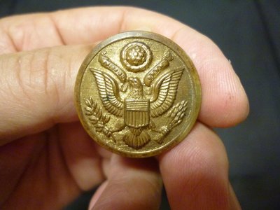 疑似是抗戰時期~銅鎏金色~美國軍官大外套用~最大顆~老鈕扣(免運費)