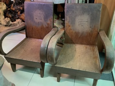【黑狗兄】早期原木老椅兩件 。非檜木  C2—01