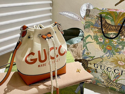 【二手包包】新年背新包~Gucci最新水桶包全新帆布系列~內里搭配時尚老花美拉德配色肩蒂為您的度假或日常增加NO3017