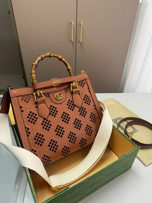 【二手包包】酷奇鏤空系列竹節手提Gucci  Diana購物袋 最新系列，這個款復古韻味特別濃， 內里上身效 NO67363