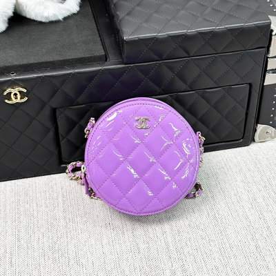 Chanel香奈兒 紫色漆皮菱格紋圓餅鍊條包，無卡鐳射29開
