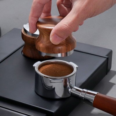 【熱賣精選】咖啡工具 咖啡裝備花梨木咖啡布粉器58mm不銹鋼三葉布粉器51mm咖啡壓粉座木柄壓粉錘
