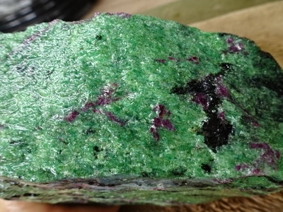 《藍晶寶石玉石特賣→〈原石系列→天然國際寶石-緬甸紅綠寶石原礦〈2010公克→a42