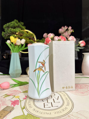 日本皇家御用瓷器香蘭社花瓶，瓶底金標香蘭社logo。瓶身手繪