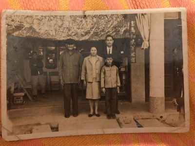 （消失的國度）1950-60年代，台灣的古董掛鐘店，11.1x7.7公分，原版老照片，保真