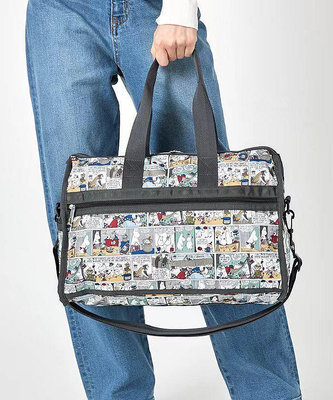 小Z代購#Lesportsac Moomin 漫畫格 7184 手提肩背斜背中款旅行包 背面可插行李箱 附收納袋