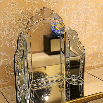 【現貨】歐式雕花化妝鏡桌面梳妝鏡三折鏡立式臺式鏡三面折疊鏡掛墻裝飾鏡