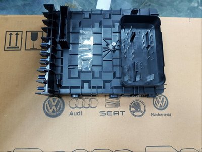 VW AUDI SCIROCCO GOLF TIGUAN A3 TT OCTAVIA SUPERB 保險絲盒座 原廠件