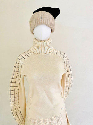 Chanel米色毛衣尺寸40號～衣服狀況9成新～肩袖設計非常chanel風格。尺寸40號（衣服售價未含帽子）拍照燈光關係，衣服顏色略有色差